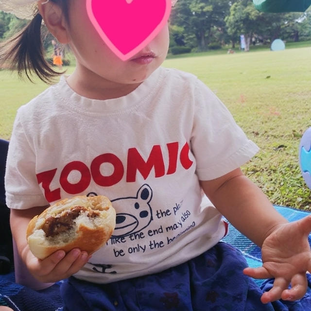 手作りハンバーガーと残暑の公園