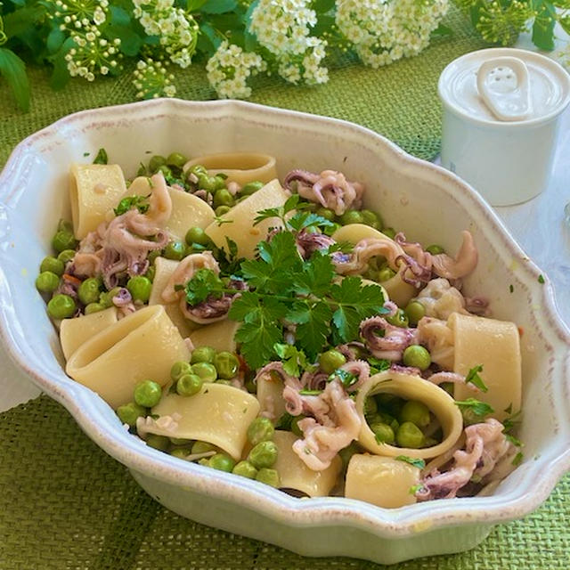 「カラマーリ」というイカという名前のパスタでイカゲソとグリンピース