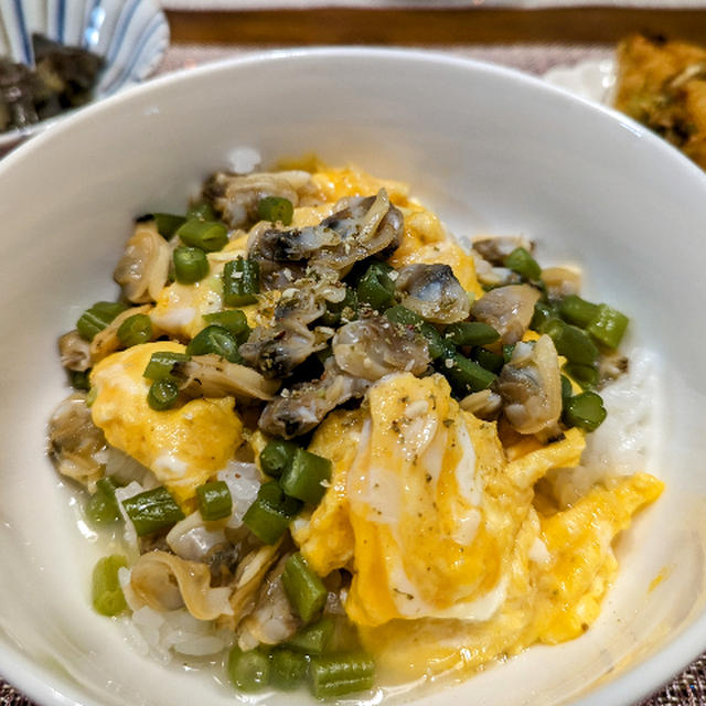 アサリのあんかけ玉子丼キムチの素で海老チリ