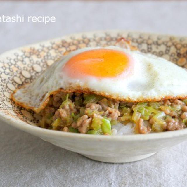 キャベツ入りそぼろ丼　オイバター風味