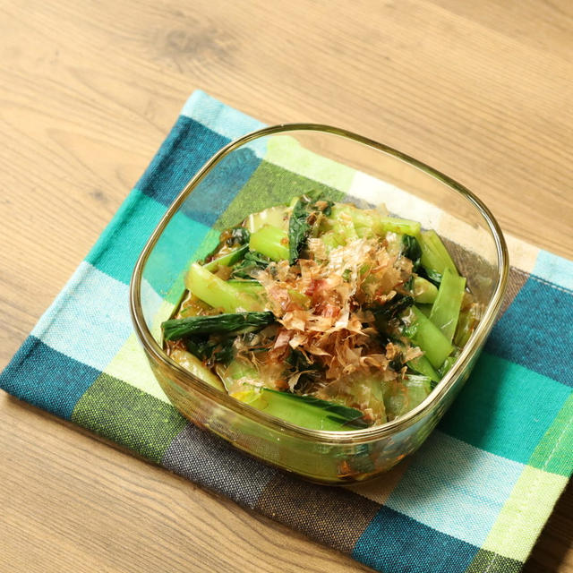 4日間日持ちする小松菜の作り置きレシピ。レンジで小松菜のおかかあえの作り方。