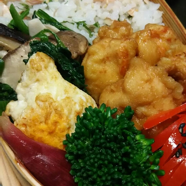 鮭の混ぜご飯と鶏ムネ天ぷら弁当