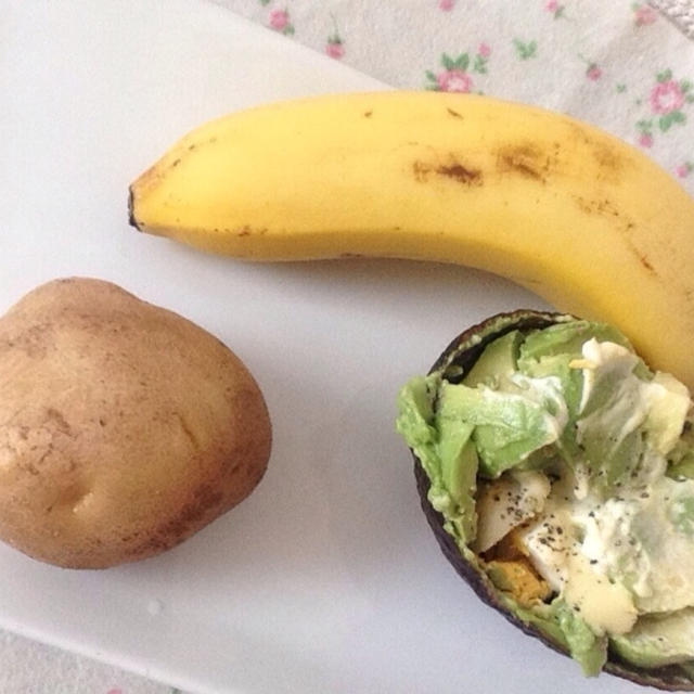 今朝の朝ごはん(*^^*)ほぼ素材、ジャガイモとバナナにアボカドゆで卵サラダ