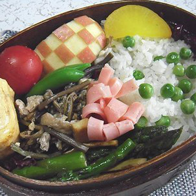 グリンピースご飯弁当。野菜サラダの晩ご飯