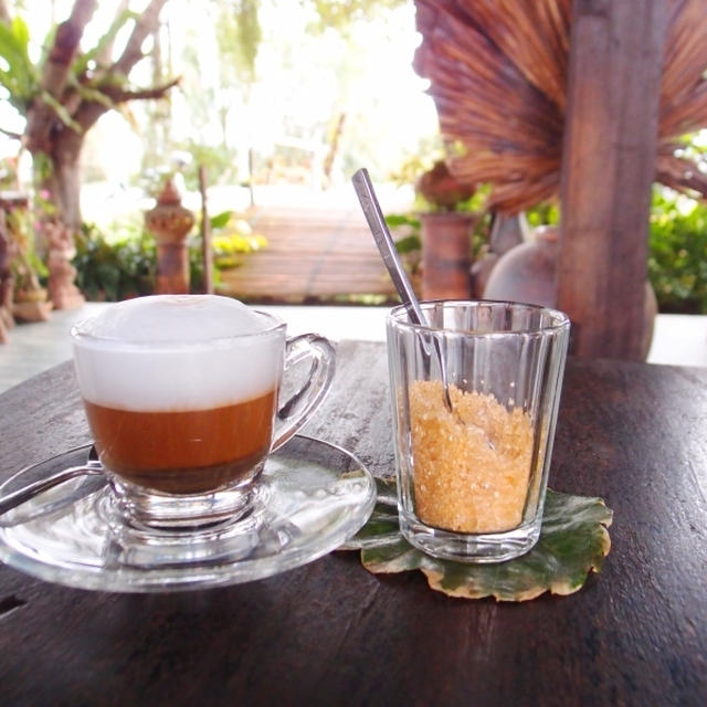 タイのカフェとプールとごはん