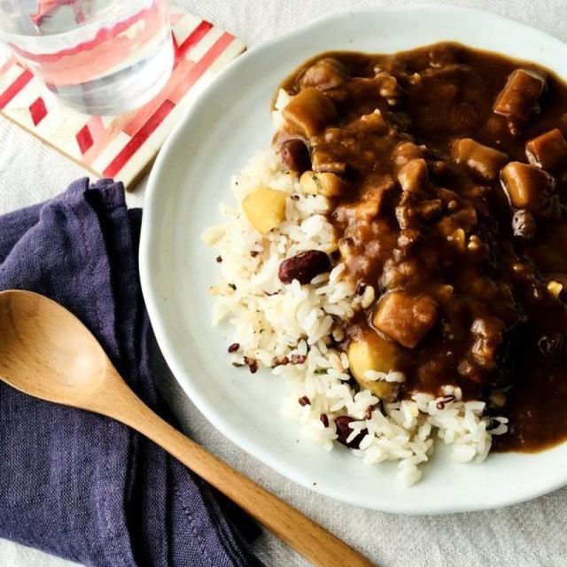 栗と豆、雑穀の炊き込みご飯で、カレー