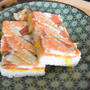 菊花入りエビとサーモンの押し寿司。秋の香りを挟んだ簡単お寿司。