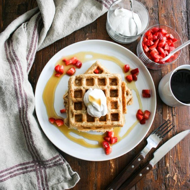 Oat Waffles with Strawberries and Cream苺クリームのせオーツ麦ワッフル