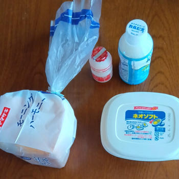朝ご飯は９時半　パンだけ。