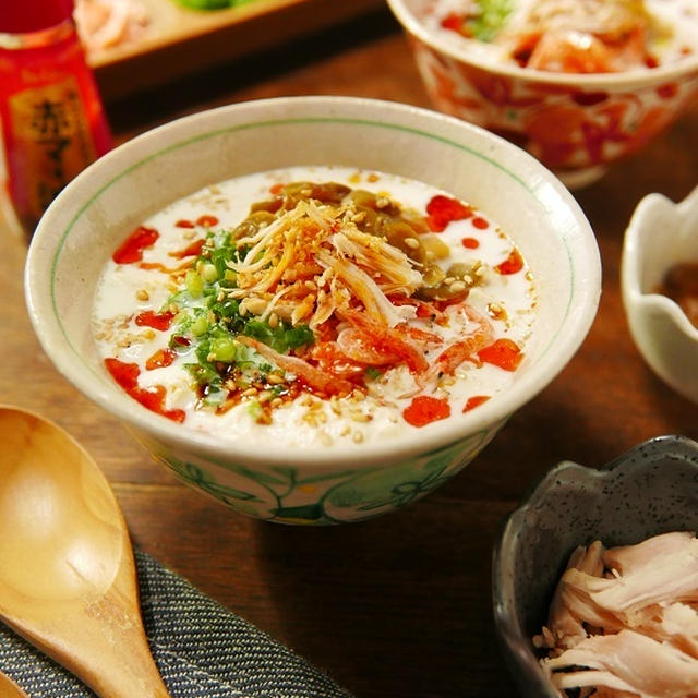 焦がしにんにくの風味と赤唐辛子と花椒のピリッ辛が食欲をそそる赤マー油をチョイ足しde激ウマ～★レンジでお手軽簡単時短～♪手崩し豆腐と豆乳の中華風スープ　Recipe o.1671-【Japanese】