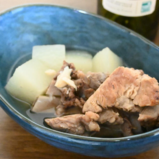 スペアリブと大根の塩煮＆バロンドレスタックブラン。あっさり和食の煮ものと樽熟白ワインのマリアージュ。