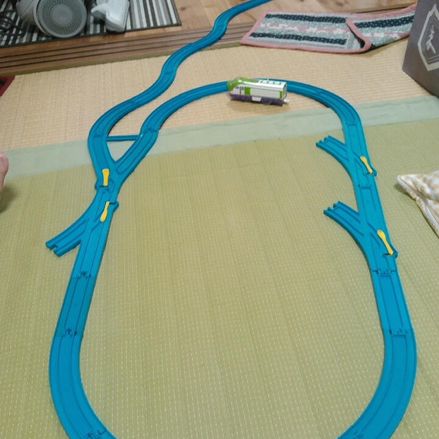 朝起きたら長～いプラレール線路がありました