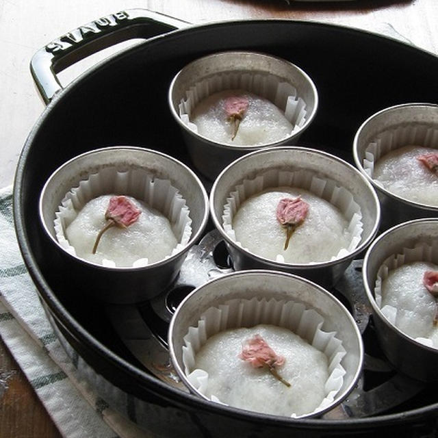 ストウブブレイザーで♪ 桜の蒸し饅頭
