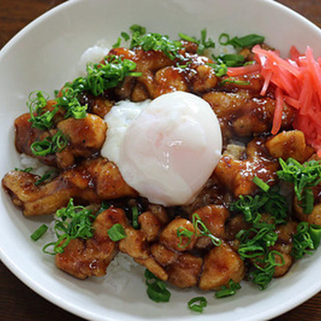 鶏のスタミナ丼　温泉玉子