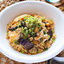 鶏胸肉となすのピリ辛親子丼【豆板醤でアレンジ】｜レシピ・作り方