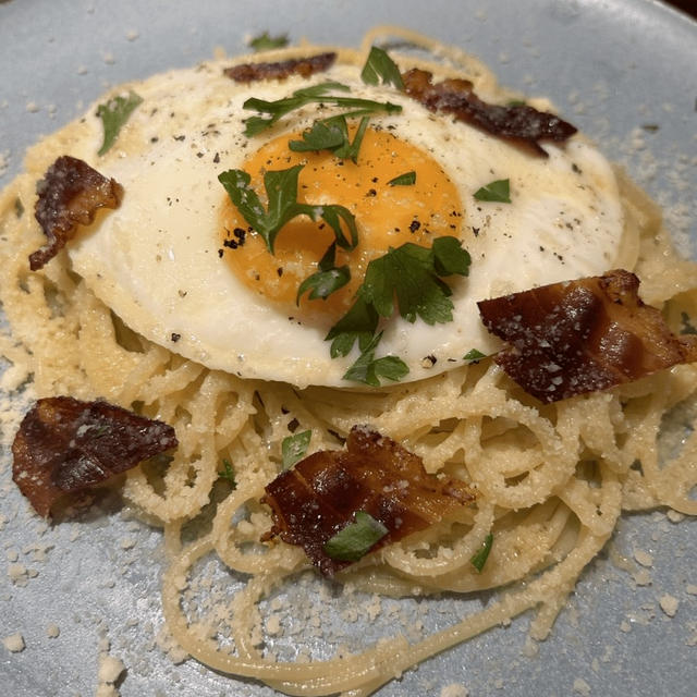 目玉焼きとベーコンのペペロンチーノ