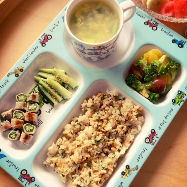 息子の昼ごはん・納豆とパセリのチャーハン