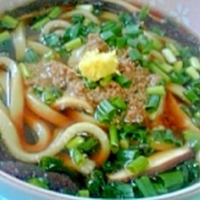 今朝の元気の素、豚そぼろと生姜を乗せた熱々うどん♪