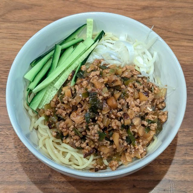 甘辛い肉みそにシャキシャキ食感が美味しいジャージャー麺！