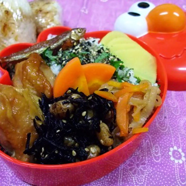 鶏の生姜焼きお弁当と焼きおにぎり。