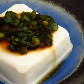青唐辛子とにらのチャンアチでいただく冷奴もまた。