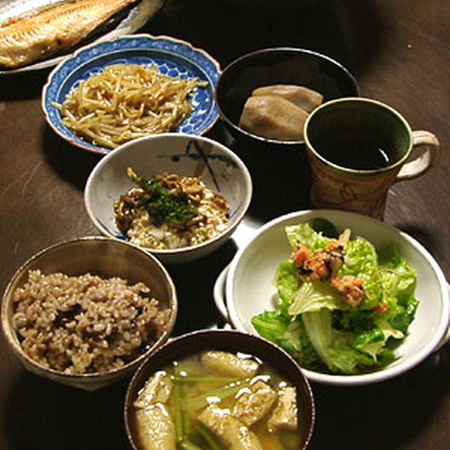 ほっけの干物 里芋の煮物 もやし炒め 山芋ときのこの佃煮の和え物 すりおろしリンゴと人参のレタスサラダ 油揚げとかぶの味噌汁 黒豆雑穀玄米 By まりもさん レシピブログ 料理ブログのレシピ満載