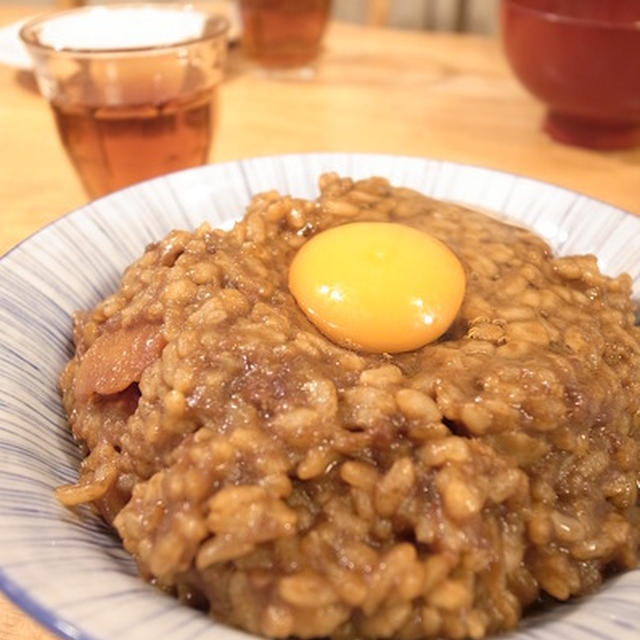 カレーとごはんが残っていたので、生卵のせて混ぜカレー｜偶然を大切に