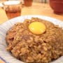 カレーとごはんが残っていたので、生卵のせて混ぜカレー｜偶然を大切に