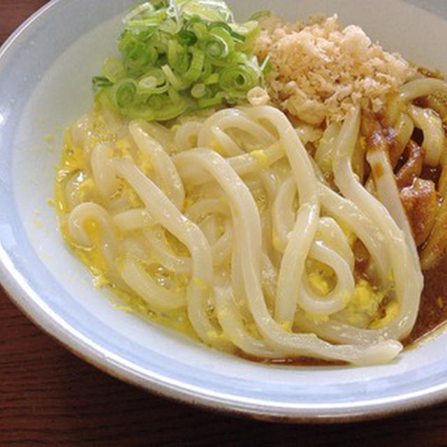 朝ごはんに「カレー釜玉うどん」
