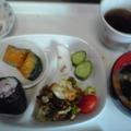 今朝の自分ご飯、刻み梅のおにぎりとか、アスパラとピーマンのカレー炒めとか、鵠沼かぼちゃの煮つけとか♪