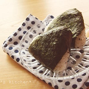 梅ごま塩おにぎり By Yukiさん レシピブログ 料理ブログのレシピ満載