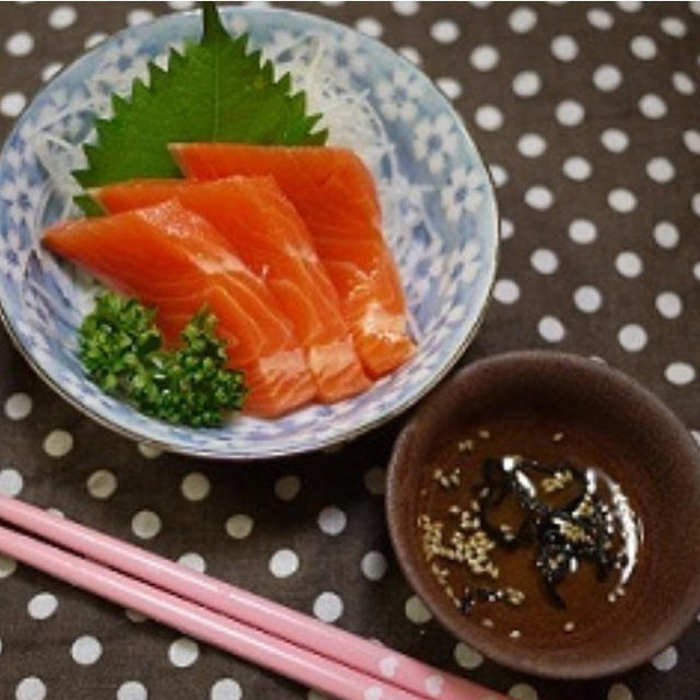 おつまみに最高〜!ノルウェーサーモン♪ごま塩昆布たれ 