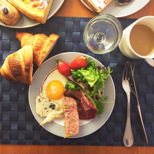 2月26日の朝ごはんは、モンマルトルのアパートで。