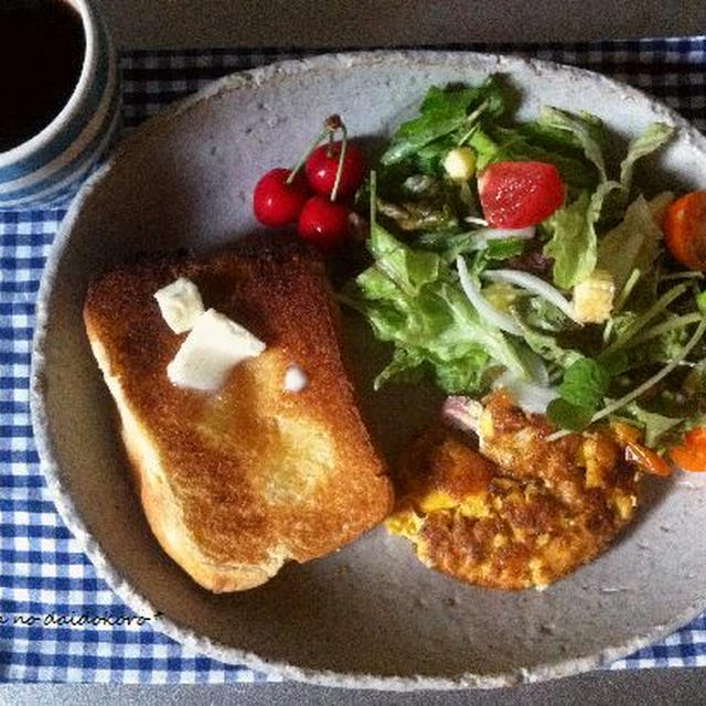 ハムチーズオムレツの朝ごはん