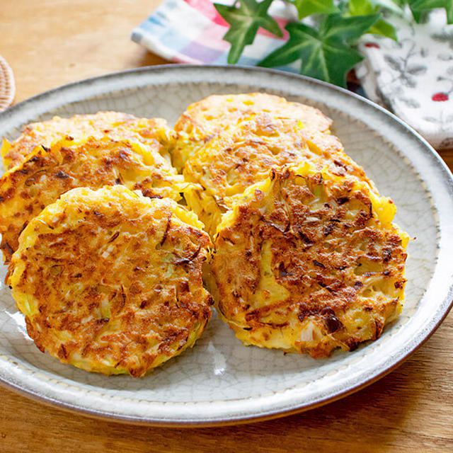 混ぜて焼くだけ！ふわシャキ食感がやみつき「豆腐のキャベじゃこ焼き」の作り方