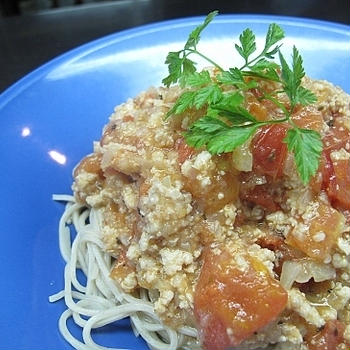 鶏ひき肉とトマトのあん掛け蕎麦