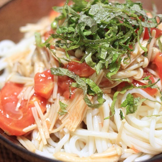 トマトときのこの旨味たっぷり！レシピ「トマトときのこの冷やしぶっかけうどん」♪