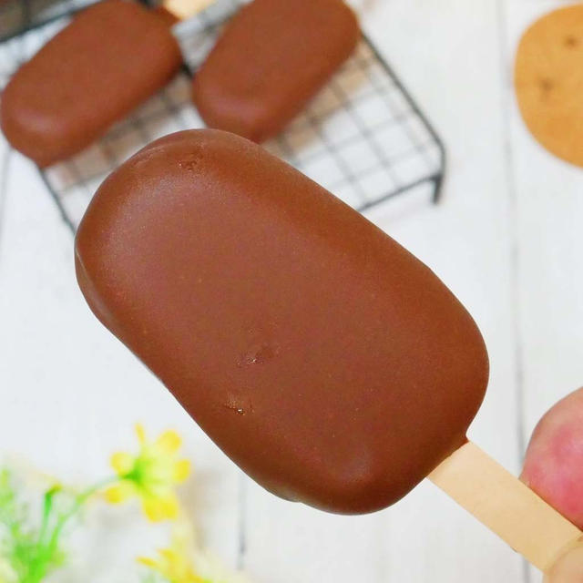 アイス取り出し簡単！シリコンモールドで作るチョコバナナアイスバー