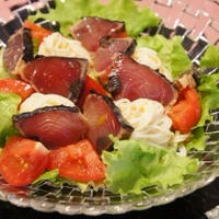 かつおとトマトのひやむぎ（サラダ仕立て）