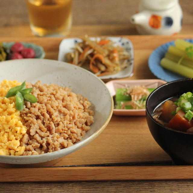 鶏そぼろと炒り卵の2色丼と小さなおかず色々献立