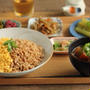 鶏そぼろと炒り卵の2色丼と小さなおかず色々献立