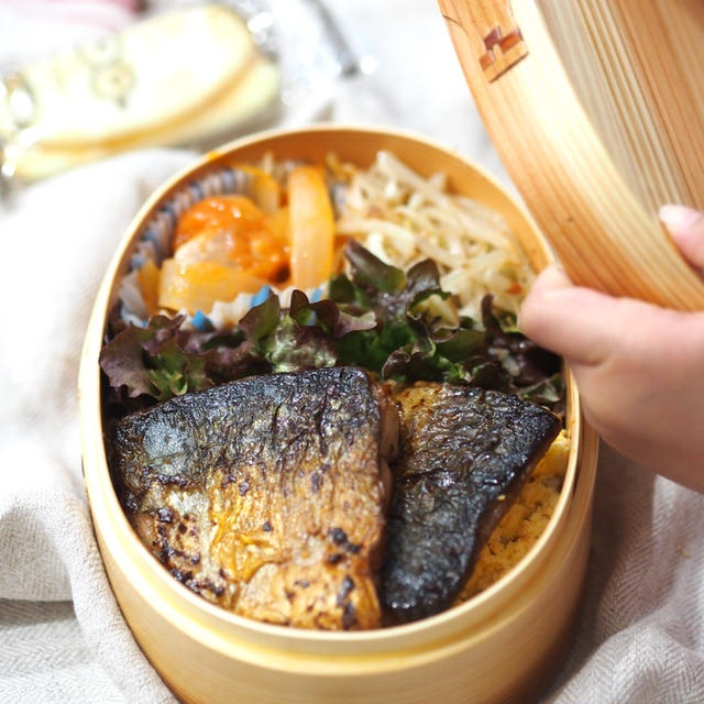 サバのバターガーリックじょうゆ焼き弁当と進級式。