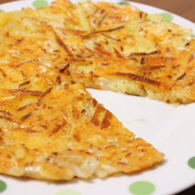 簡単・節約レシピ！おつまみにもおススメ「じゃがいもともやしのチーズガレット」