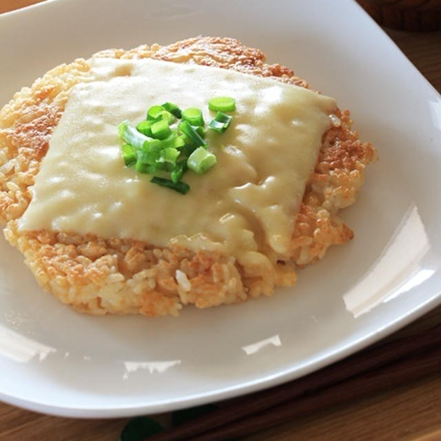 残り物で簡単お昼ご飯 とろけるチーズの焼き卵かけご飯 By みゆkitchenさん レシピブログ 料理ブログのレシピ満載