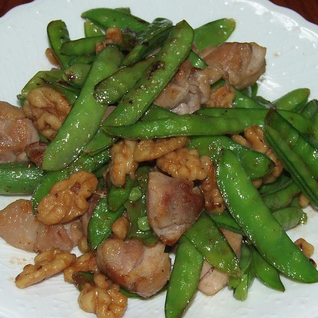 クルミと鶏とキヌサヤの塩炒め