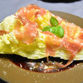 白菜と生ハムの豪快サラダ。白菜の真ん中の一番おいしいところを贅沢に味わうおつまみ。