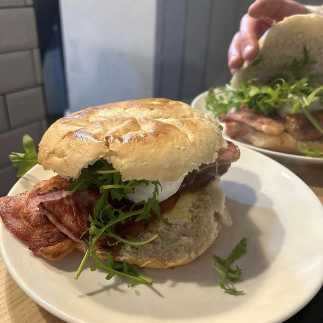 イギリス北部ご当地グルメ「ストッティ」で朝食とイギリスサッカー観戦