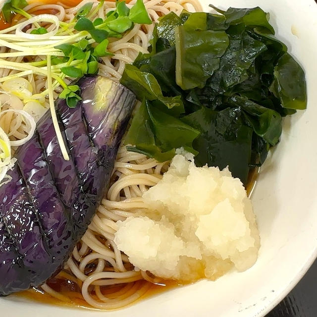 立ち蕎麦行脚「梅もとヤエチカ店の冷し揚げなすおろしそば」