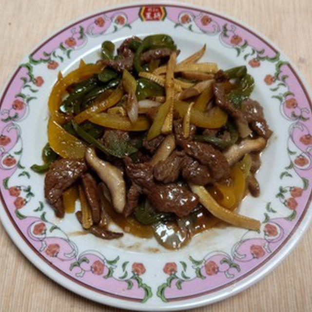 牛肉と細切り野菜のオイスターソース炒め(青椒牛肉絲)