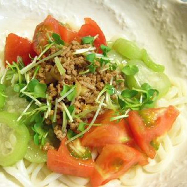 流水麺☆　トマトとヘチマのピリ辛肉かけ冷製うどん♪